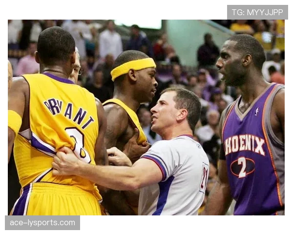 拉人犯规判罚细节揭秘：为何有时裁判选择不吹哨？